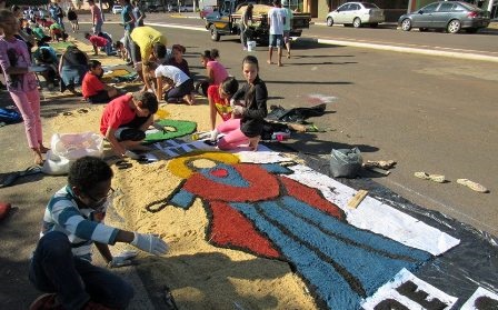 Celebração de Corpus Christi em Água Clara tem confecção de tapete e missa lotada de fiéis