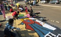 Celebração de Corpus Christi em Água Clara tem confecção de tapete e missa lotada de fiéis